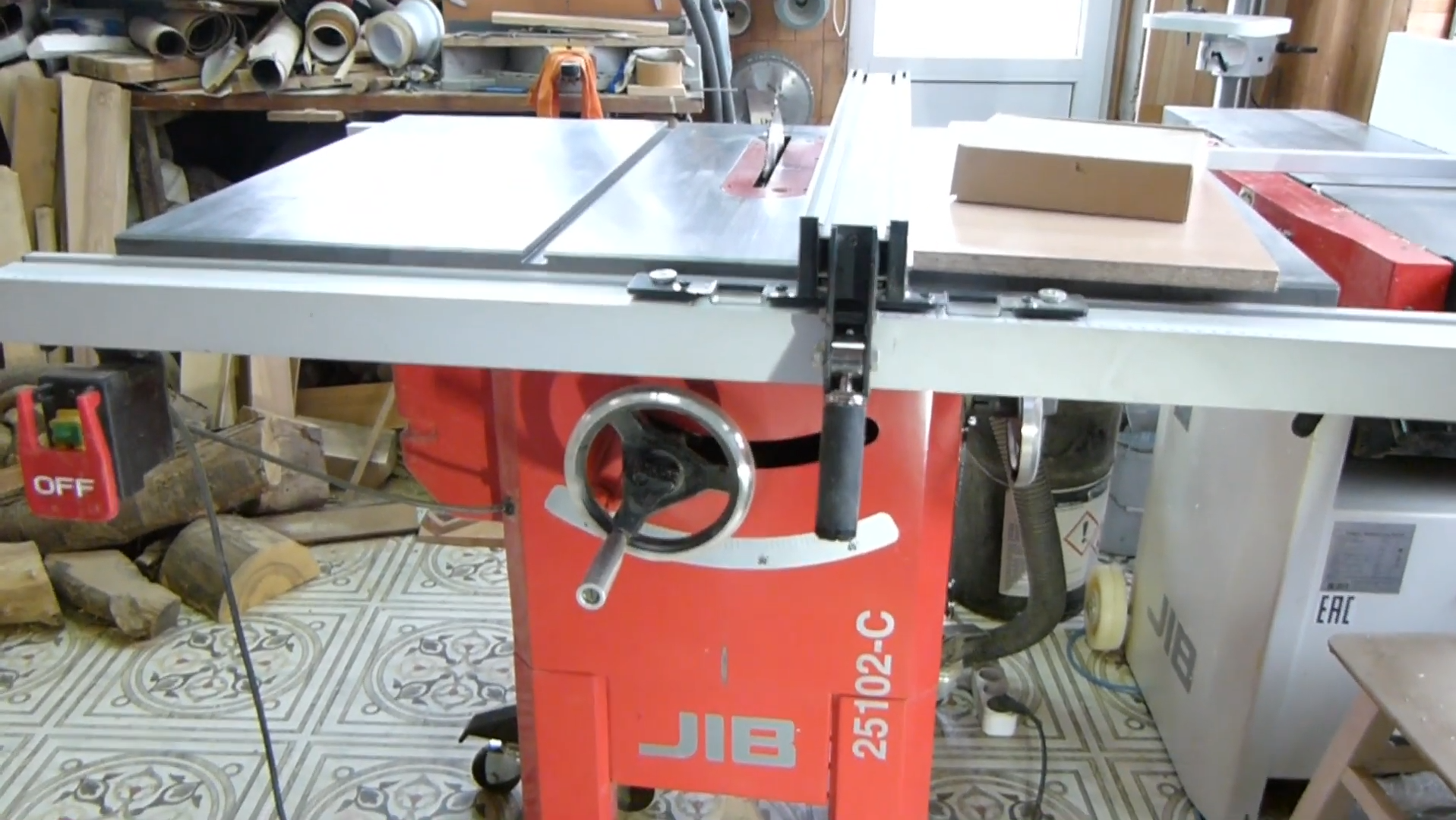 Круглопильный станок JIB 25102-C. Как натянуть ремень