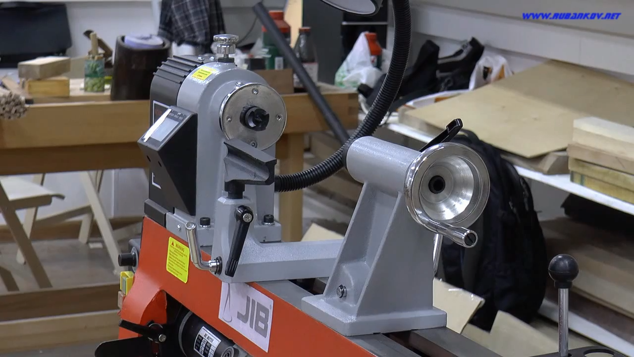 Работа мастера на токарном станке JIB WL1218VDB