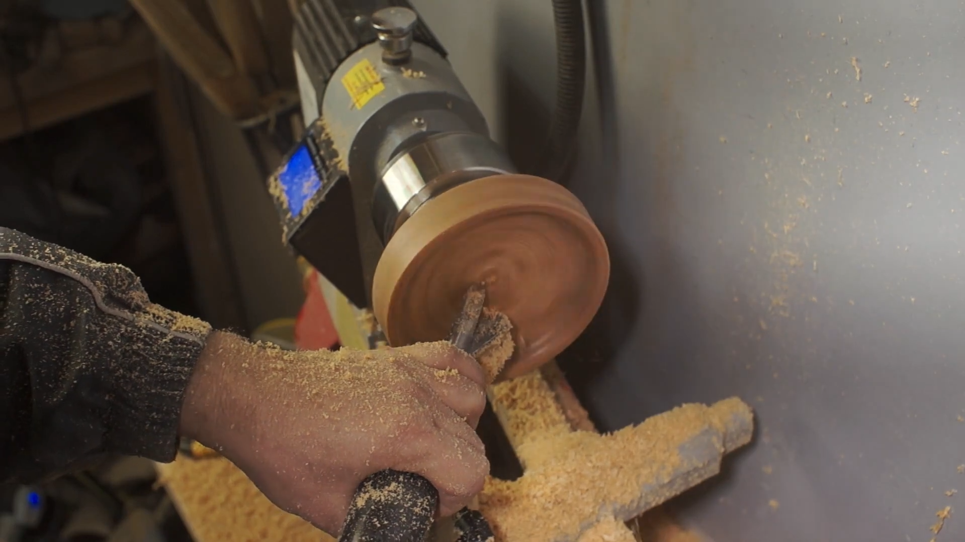 Точение декоративной тарелки из сувели сосны. Невероятная текстура