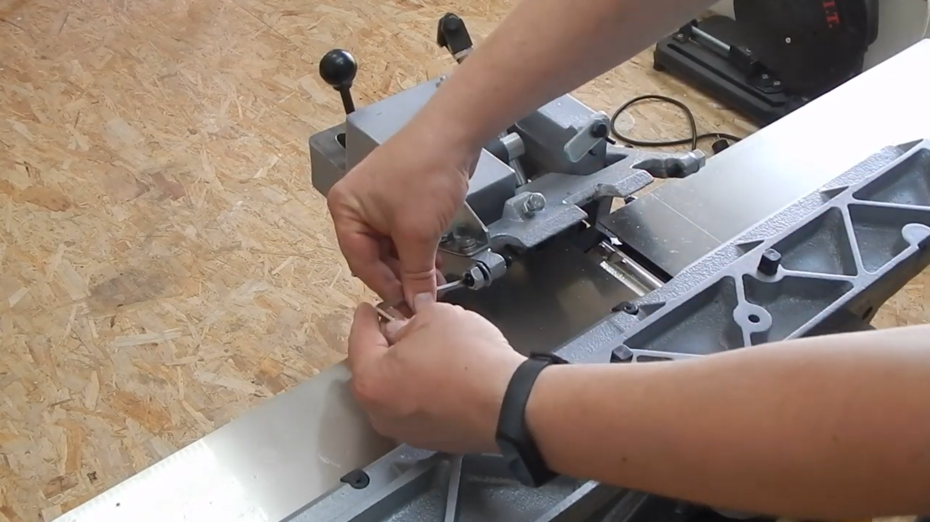 Незаменимый работник в мастерской! Фуговальный станок WARRIOR W0109D