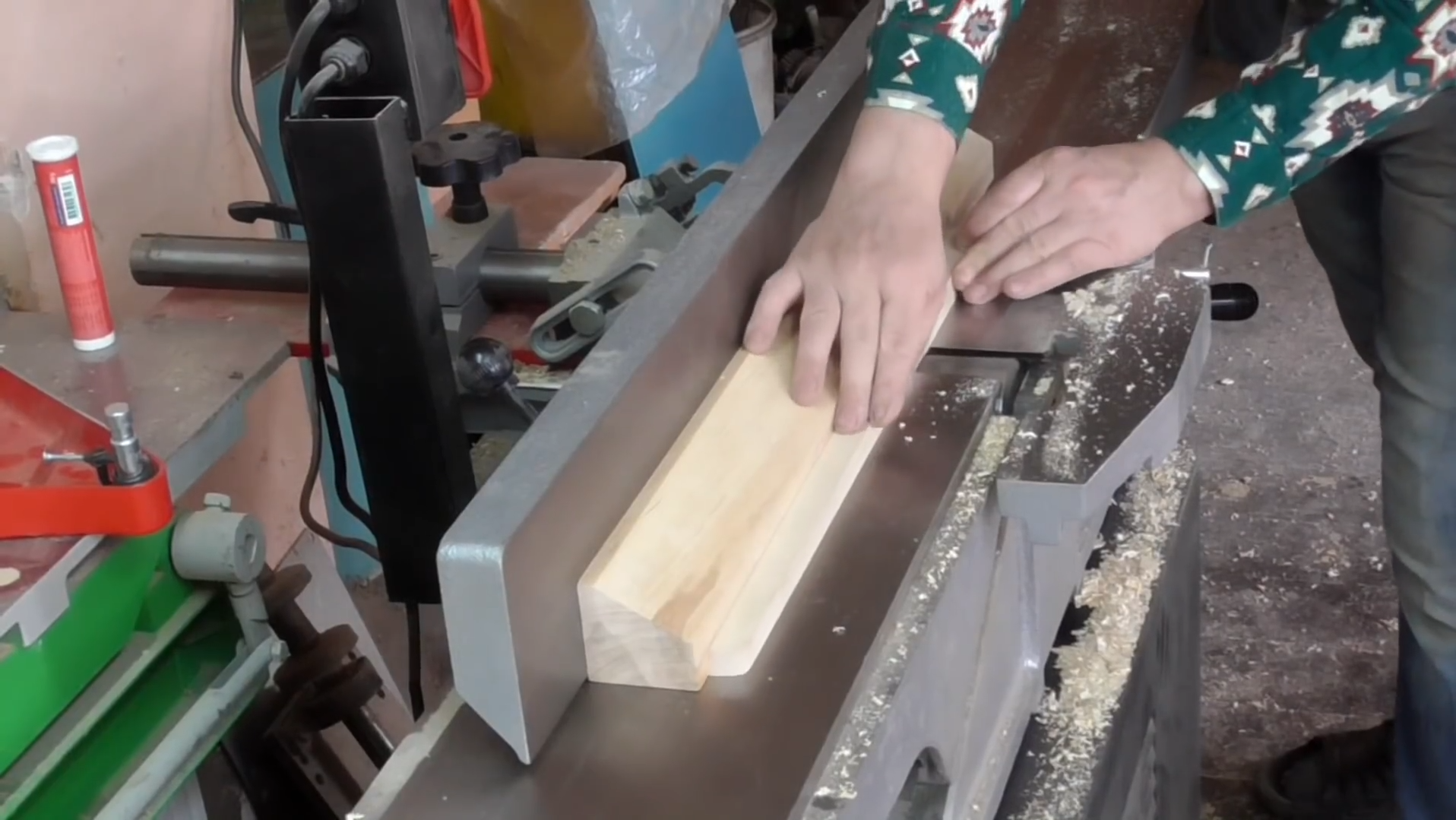 Удобное фугование кромок на доработанном параллельном упоре фуганка - WARRIOR W0103FL.