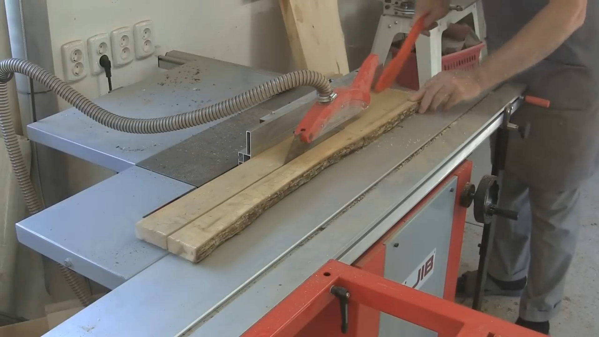 Настройка форматно-раскроечного станка JIB MJ10-1600.