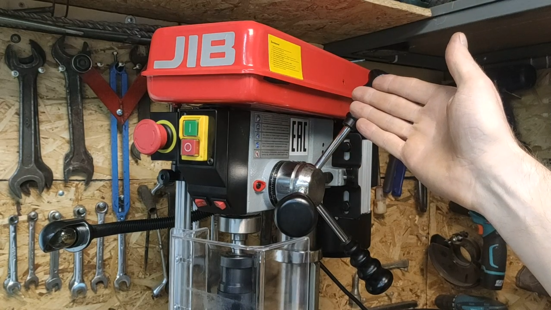 Приобрел бюджетный сверлильный станок, показываю что он из себя представляет