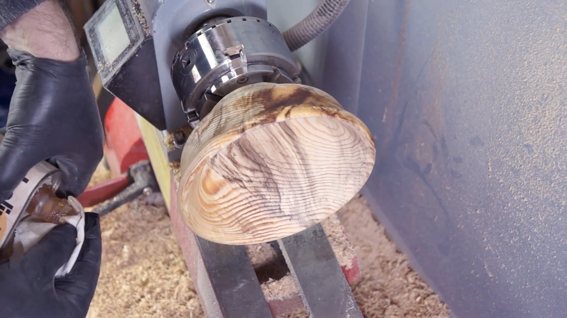 Изготовление тарелки из сосны — для орешков. Необычная текстура сосны