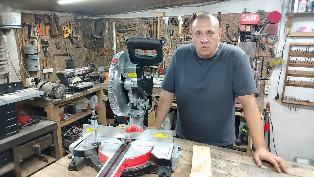 Обзор торцовочной пилы JB 7305 B-2